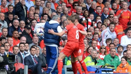  朗斯球迷组织创意应援，巨型TIFO震撼主场氛围  