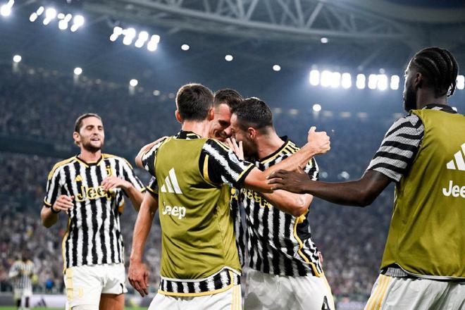  国际米兰逆转绝杀登顶意甲积分榜  