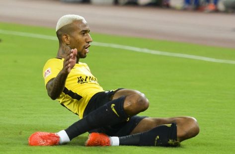  切尔西后卫致命失误，送礼对手痛失好局